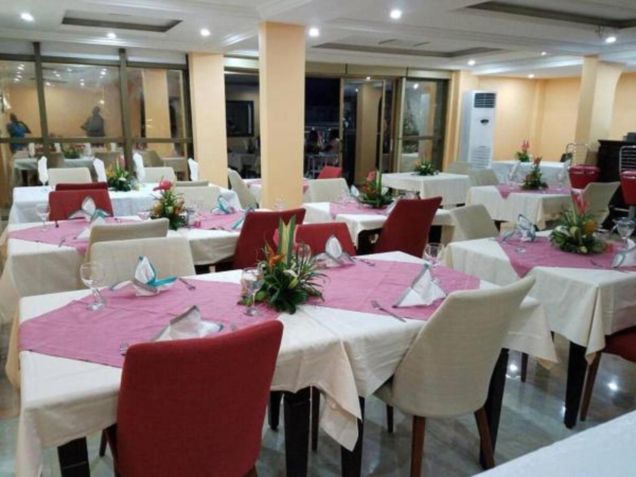 Mbayaville Hotel Douala Exteriör bild